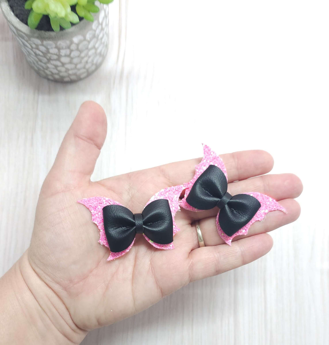 Free Display Card for Bat Pinch Bow Trio