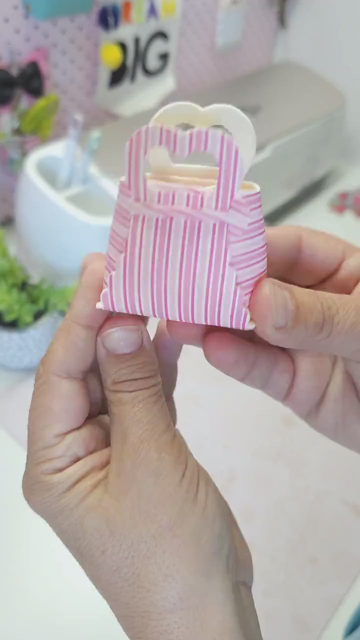 Folded Heart Purse SVG Template, No Sew Faux Leather Mini Bag, Scalloped Purse Pattern, Cricut Valentine Gift Bag